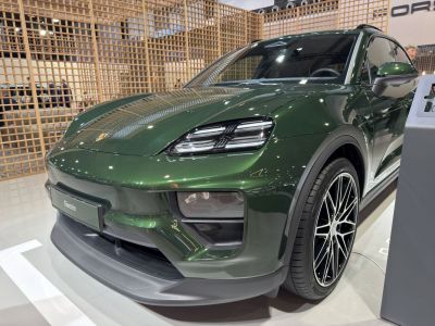 Front design with LED headlights and stylish alloy wheels