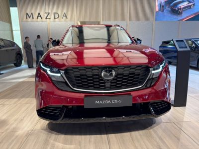 Bold front grille and LED headlights of a modern SUV.