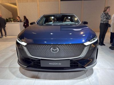 Front view with electric grille and LED headlights