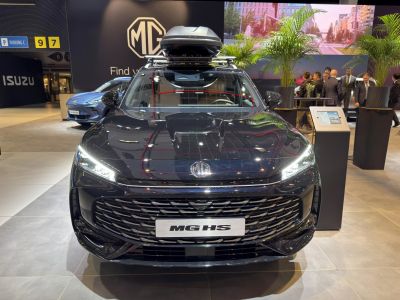 Black SUV front grille and roof box