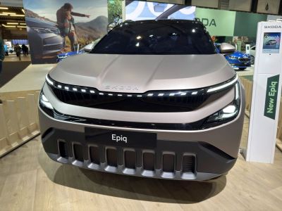 Bold front grille with LED daytime running lights on SUV
