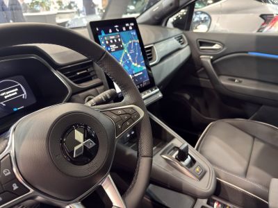 Digital instrument cluster and vertical touchscreen infotainment