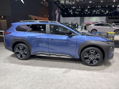 Side profile of a modern SUV with black wheel arches and multi-spoke alloy wheels