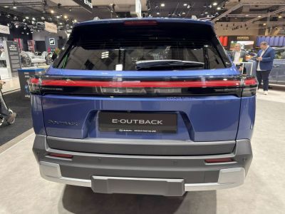 Rear design with full-width LED light bar and rear windshield wiper