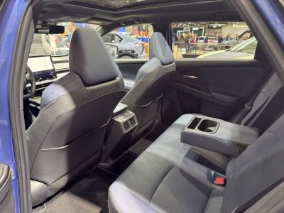 Rear seat with fold-down armrest and rear air vents