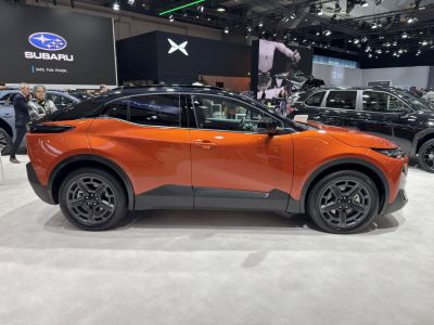 Sleek electric crossover side profile with black roof and modern wheels