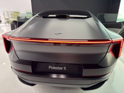 Sleek rear with continuous LED light strip and aerodynamic design