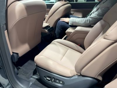 Beige leather rear passenger seats with electronic adjustment controls