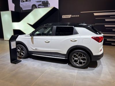 Side profile of an SUV with contrasting black roof and alloy wheels