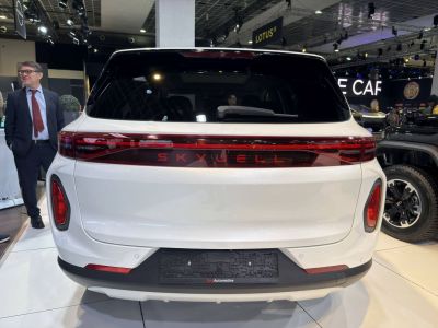 Sleek rear with full-width LED taillight and rear windshield wiper