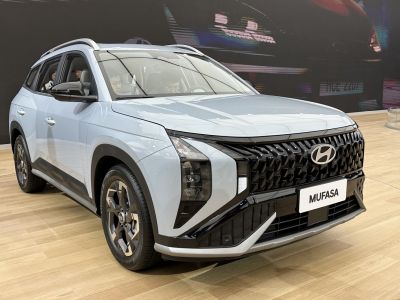 Front grille and headlight design of a modern SUV