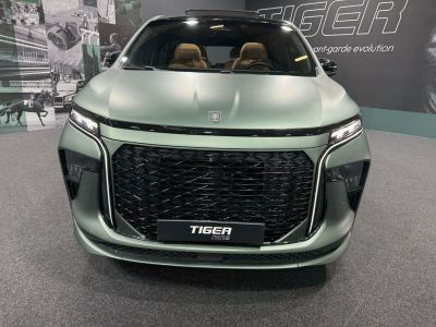 Bold front grille with sharp LED headlights