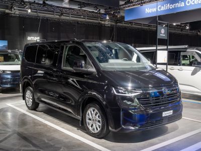 2025 Volkswagen Caravelle (T7) 3/4 front-right view
