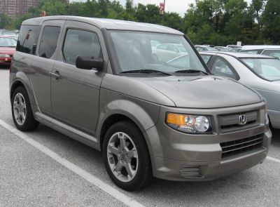 Boxy SUV front side view with alloy wheels and amber signals