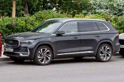 Gray SUV side view with stylish alloy wheels and chrome trim