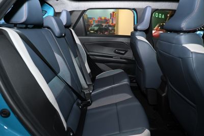Rear fabric-leather seats with headrests and seat belts