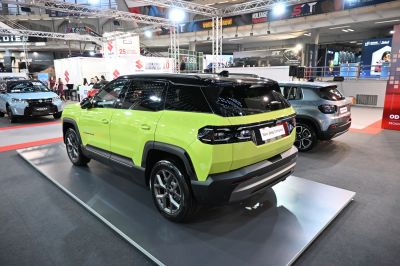 Rear design and dual-tone roof of an SUV