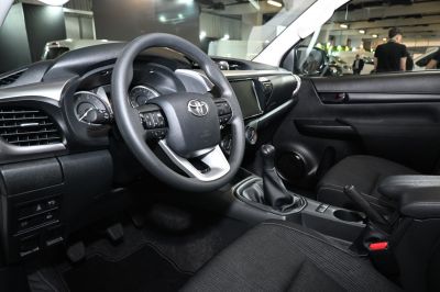 Steering wheel and manual gear shift interior design