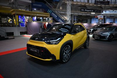 Facelift compact crossover with two-tone hood, hybrid badge