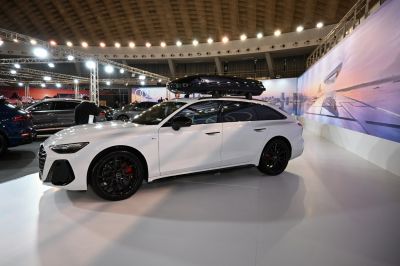 Station wagon with roof cargo box and black wheels