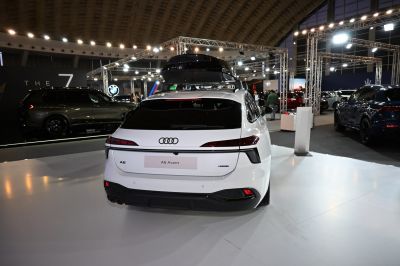 White station wagon rear view with roof box and LED taillights