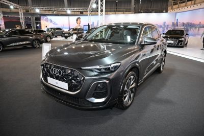 Distinctive front grille with sleek LED headlights