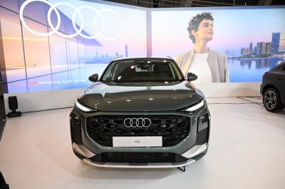 Front view of SUV with hexagonal grille and slim LED headlights