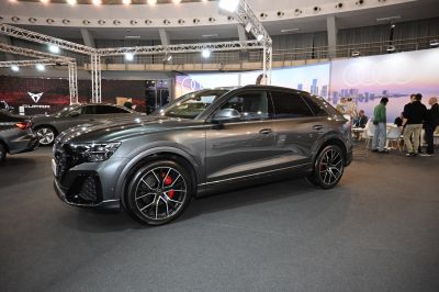 Side profile of SUV with sporty wheels and red brake calipers