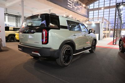 SUV rear and side profile with two-tone roof and vertical tail lights