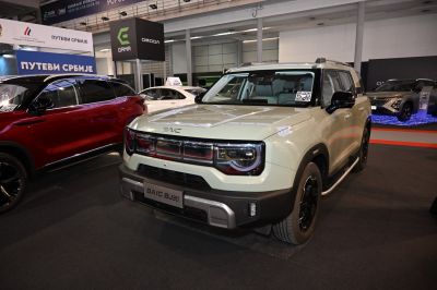 Front LED headlights and rugged SUV exterior with side steps
