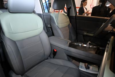 Front vehicle seats and center console with gear selector and armrest