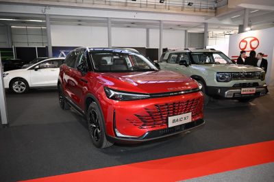 Redesigned front grille and sleek LED headlights on SUV facade