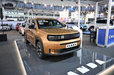 Front view with digital matrix headlights and illuminated grille