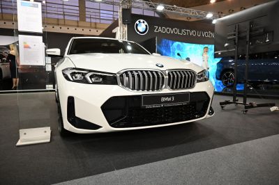 Front view with kidney grille and LED headlights