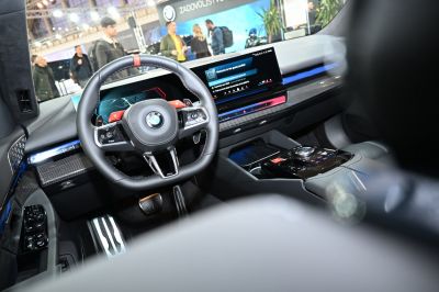 Sporty steering wheel with digital instrument display and carbon fiber trim