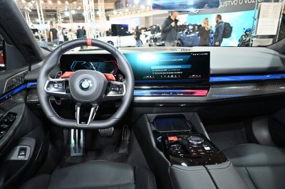 Digital dashboard and sporty steering wheel with multifunction controls