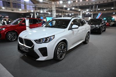 Front view with large kidney grille and angular LED headlights