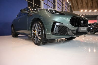 Aerodynamic front design and detailed alloy wheels of a luxury SUV