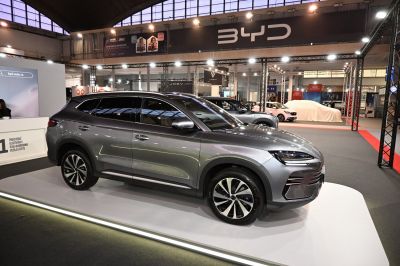 Sleek SUV side profile with alloy wheels and modern aerodynamic design.