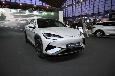 Aerodynamic front design with sharp LED headlights of an electric SUV