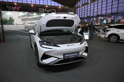 Front open hood with spacious storage compartment