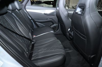 Black leather quilted rear seats with rear ventilation and seat belts