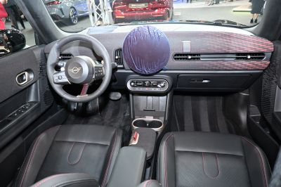 Dashboard with round central display and sporty steering wheel with controls