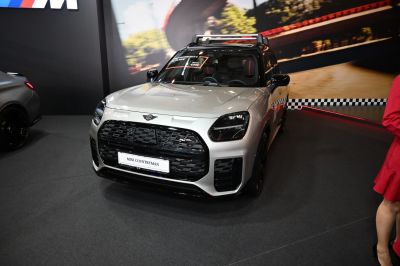 Front view of a 2024 Mini Countryman U25 with black grille and roof rack