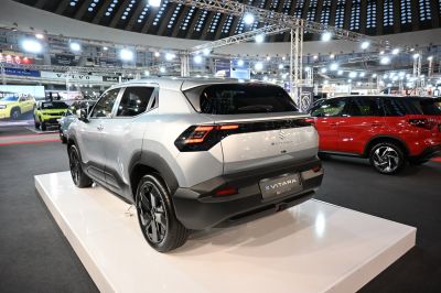 Rear view of facelift 2024 SUV with LED taillights and black alloy wheels