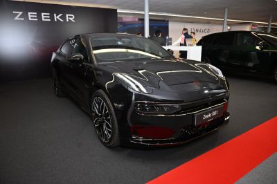 2026 Zeekr 001 (facelift 2025) 3/4 front-left view