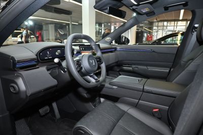Digital dashboard, modern steering wheel, premium leather seats interior