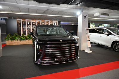 Bold front grille with vertical LED headlights