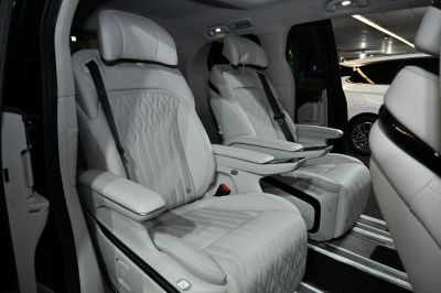 Quilted leather second-row seats with armrests and headrests