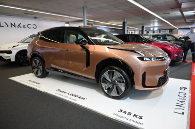 Copper electric SUV with sleek front and large wheels